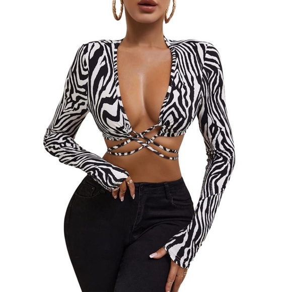 Crop Top 🖤🤍 - Picture 1 of 5